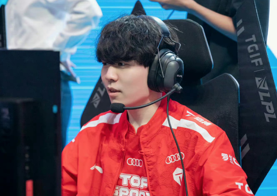 Rookie在雄鹿比赛中夺冠,战术调整引发热议!比赛高潮迭起的简单介绍 Rookie在雄鹿比赛中夺冠,战术调整引发热议!比赛高潮迭起的简单介绍